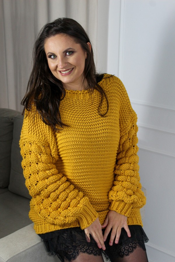 sweter oversize pompon musztarda Emma 3